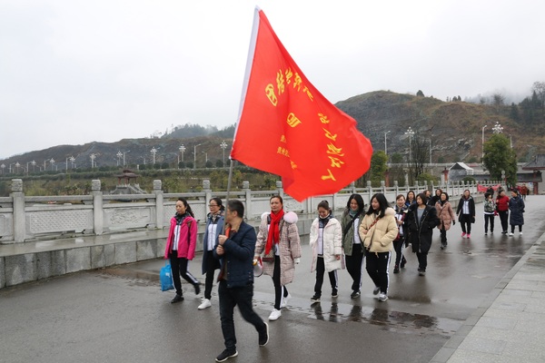 徒步赴三江源景区.jpg 徒步赴三江源景区.jpg